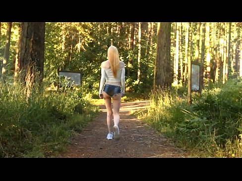 ❤️ Uma mulher bonita move-se lentamente, não nu vídeo ❌ Sexo superior em porno pt.banglablog.top ☑